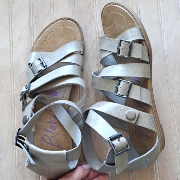 Blowfish Taupe Gladiator Strappy Buckle Snap Boho Malibu Sandals Small Wedge - Picture 1 of 10